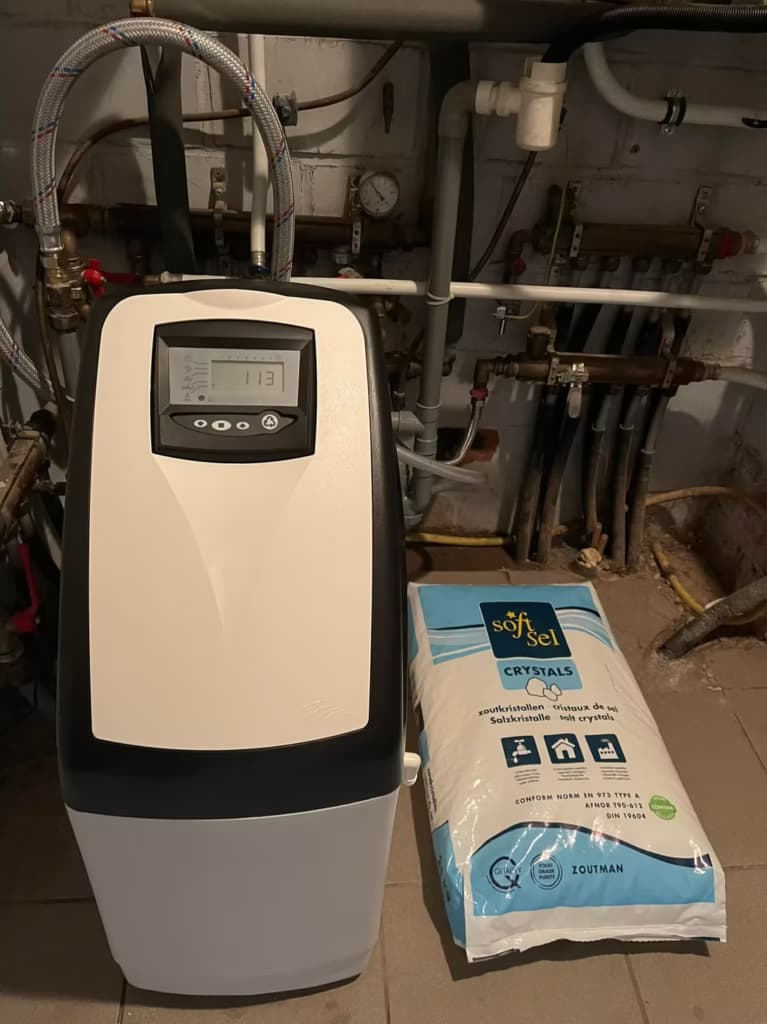 Waterontharder in een technische ruimte met zoutzakken