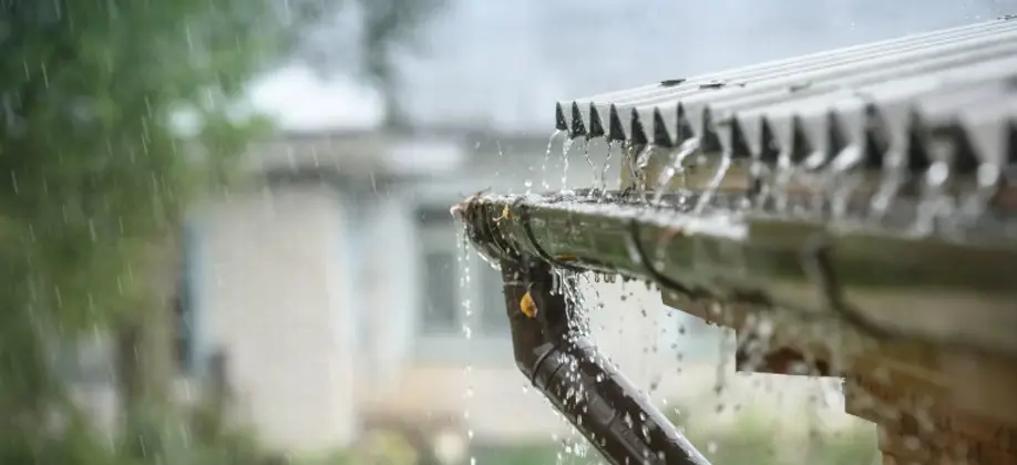 Regenwater dat uit een dakgoot stroomt