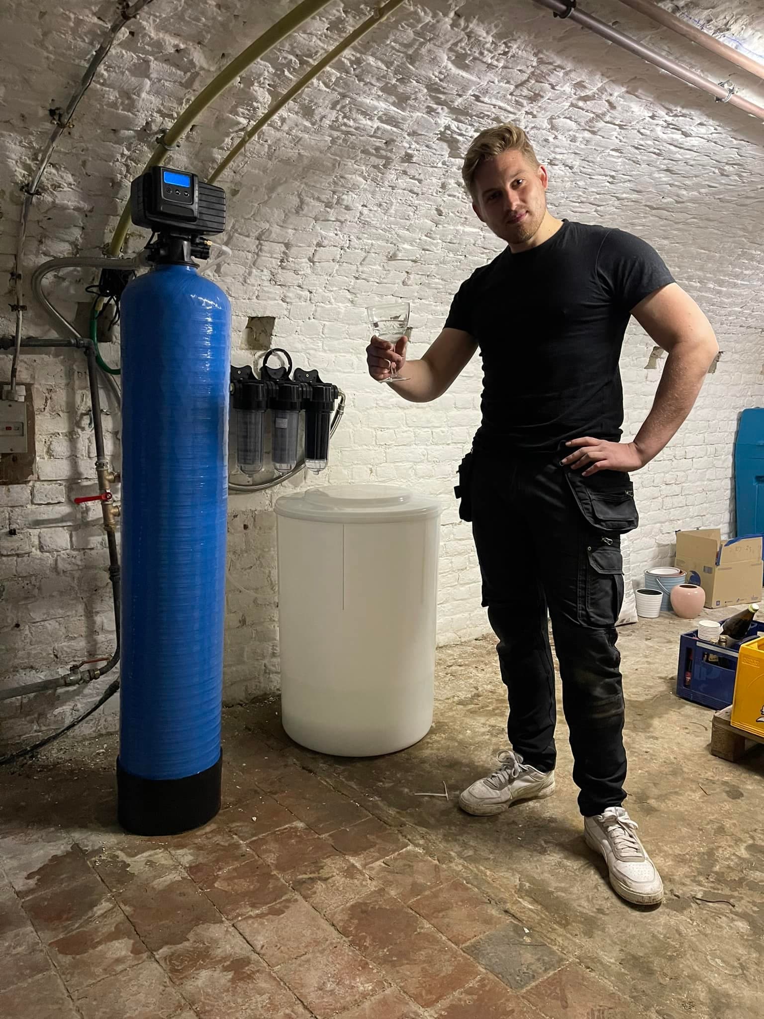 Installateur bij een waterontharder in een kelder